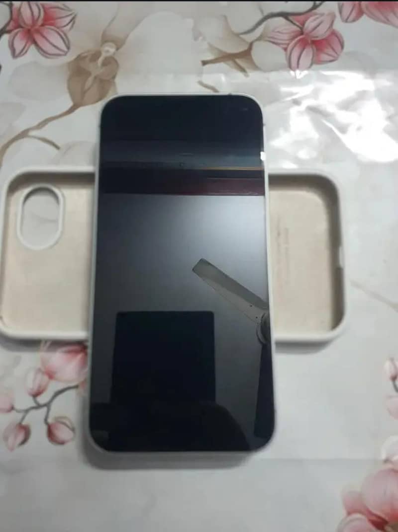 Apple iPhone 16e 0