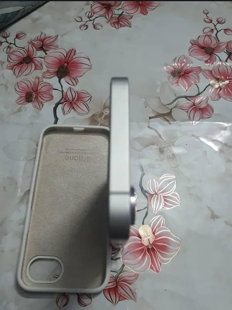Apple iPhone 16e 2
