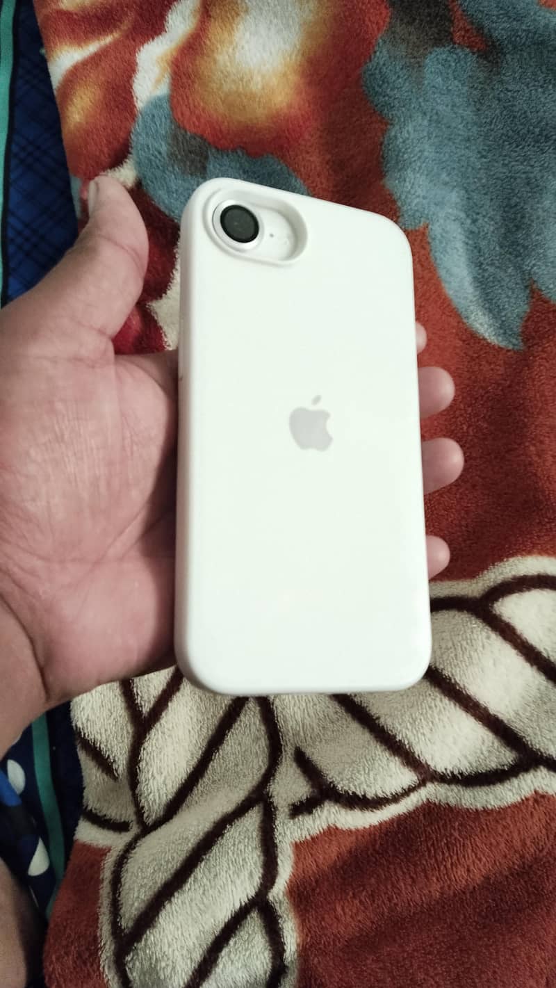 Apple iPhone 16e 7