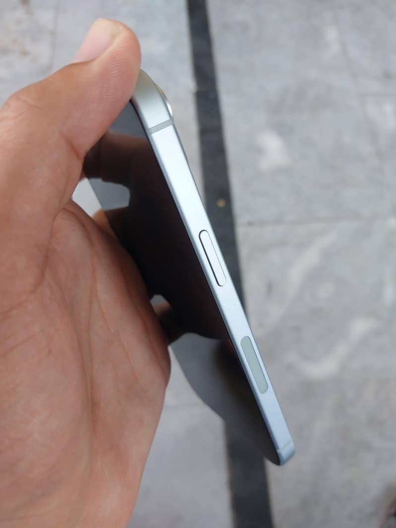 iPhone 15 6