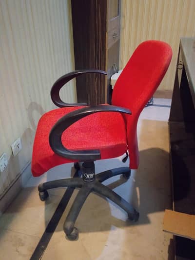 Set of 1 revolving and 4 visitors chairs