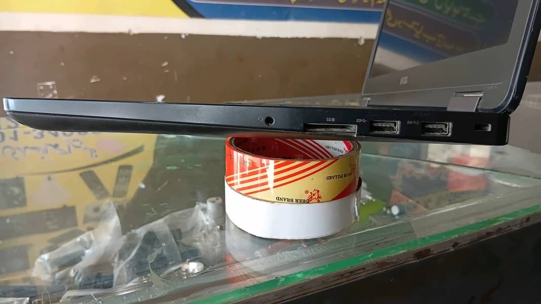 Dell  Latitude E5570 3