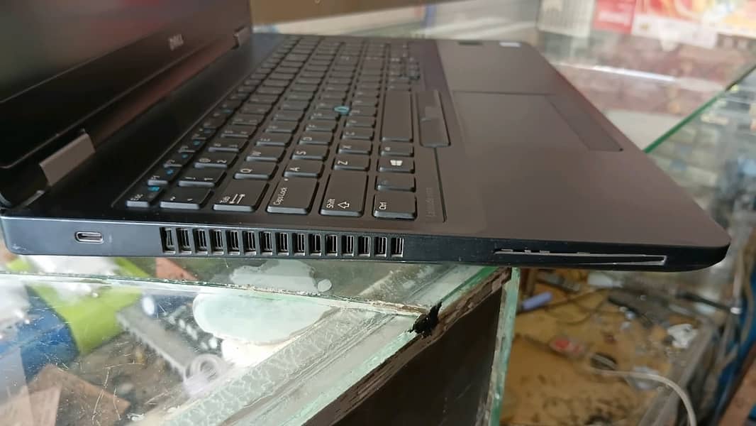 Dell  Latitude E5570 12