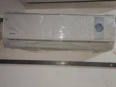 Gree 1 ton Non inverter No rapier lush condition genuine gas