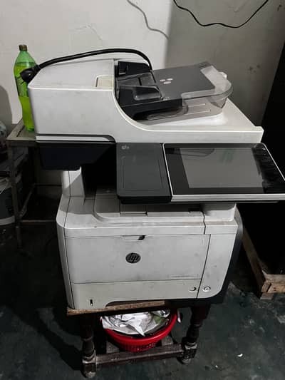 HP Laserjet MFP m525