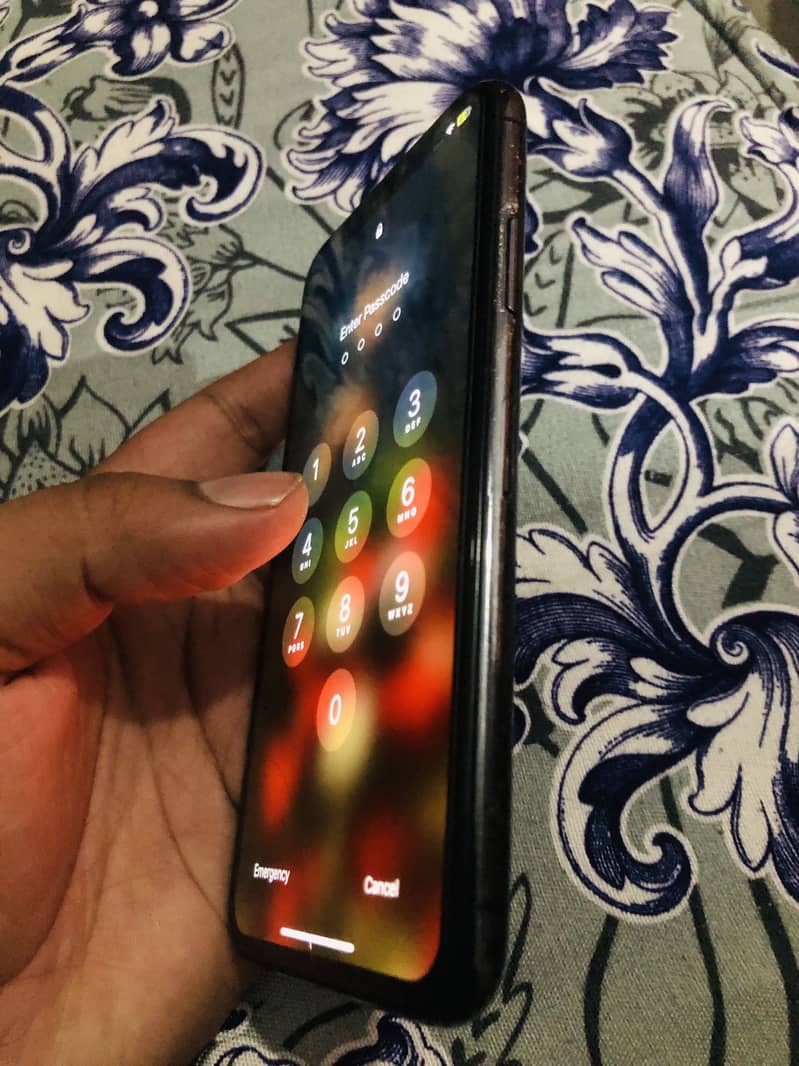 Apple iPhone X 4