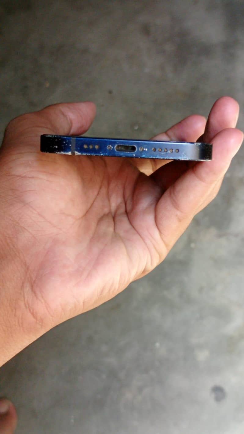 Apple iPhone 12 4