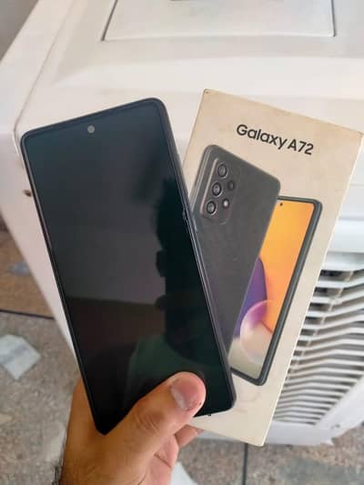Samsung galaxy A72 8gb 128 gb with box and charger