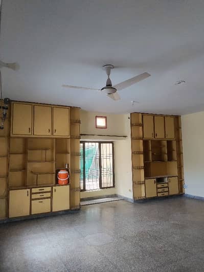 Reserve A Centrally Located Upper Portion Of 10 Marla In Gulraiz Housing Society Phase 4
