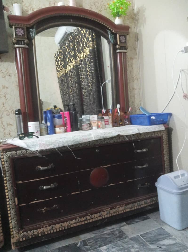 bad and dressing table 3