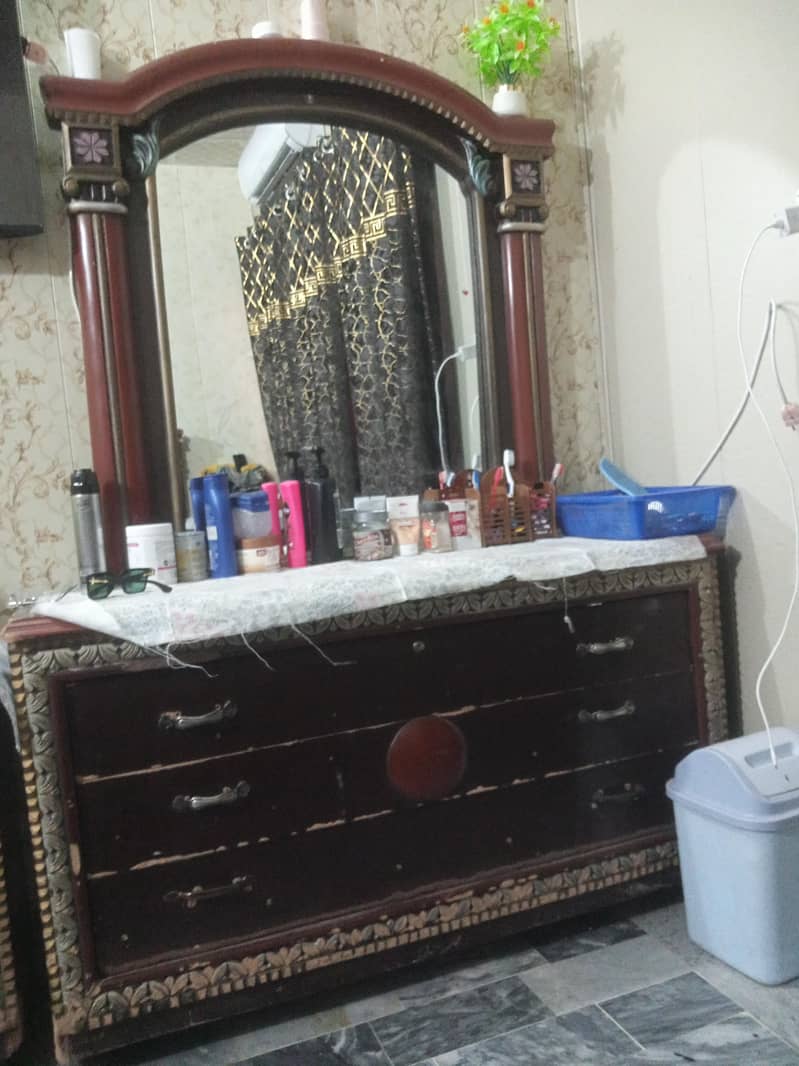 bad and dressing table 4