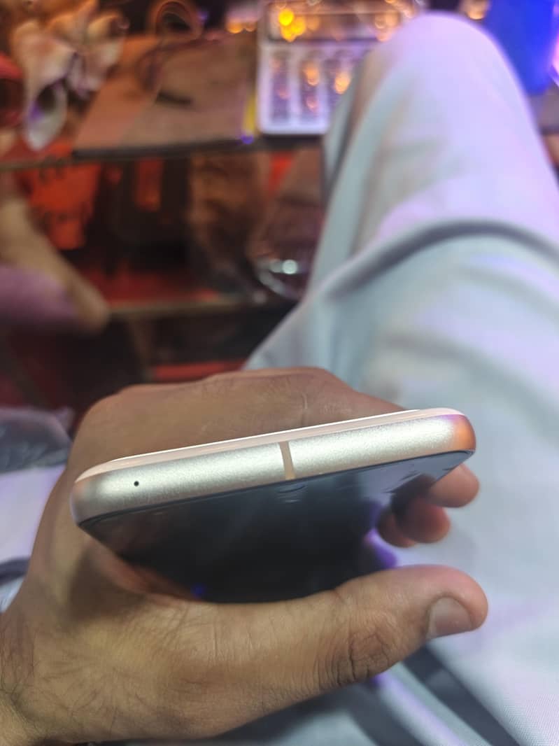 Google Pixel 8 4