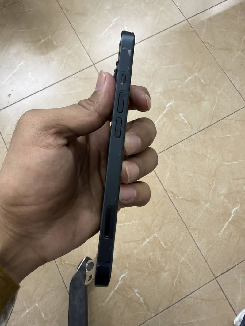 Apple iPhone 13 4