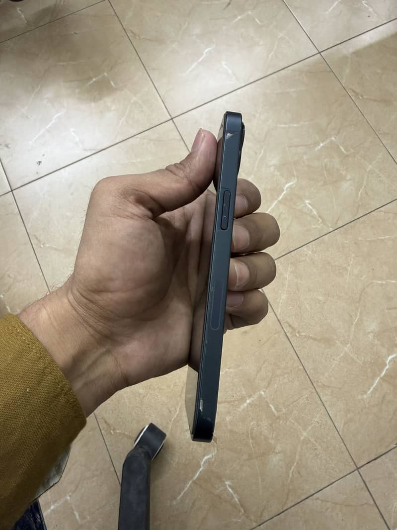 Apple iPhone 13 5