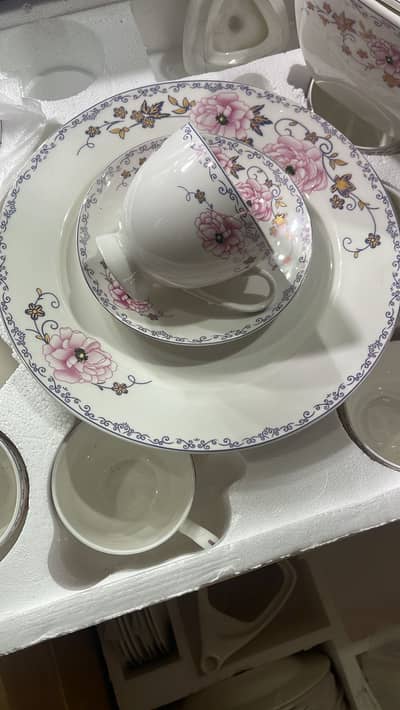 Fine bone china 8 persons dinner set (61 pieces)