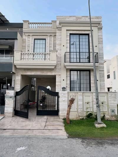 5 Marla Luxury House is Available for Rent in Bahria Town Lahore