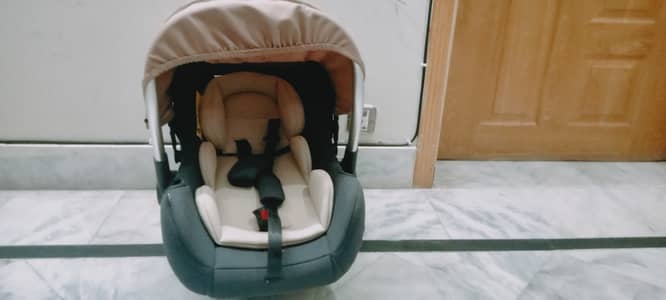 Baby car seat and carrier in excellent condition