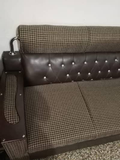 5 seater sofa do choti table ek Badi table