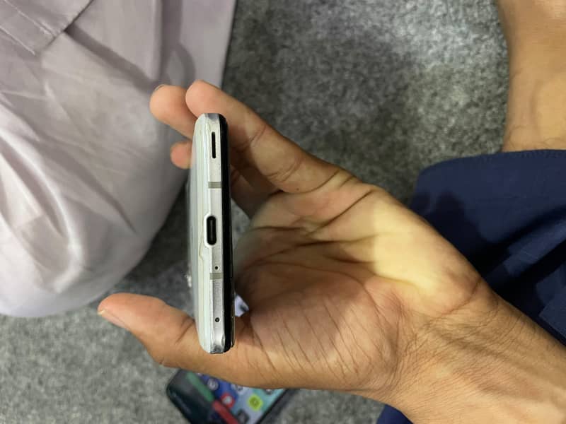 Sharp Aquos R5G 1