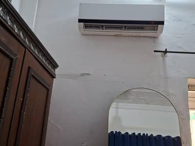 Haier 1 Ton Ac . Model: HSU-12HNB/012DC(W) (Used) Model: HSU-12H