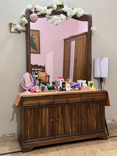 Pure sheshaam Dressing table in A1 condition only 3 months use