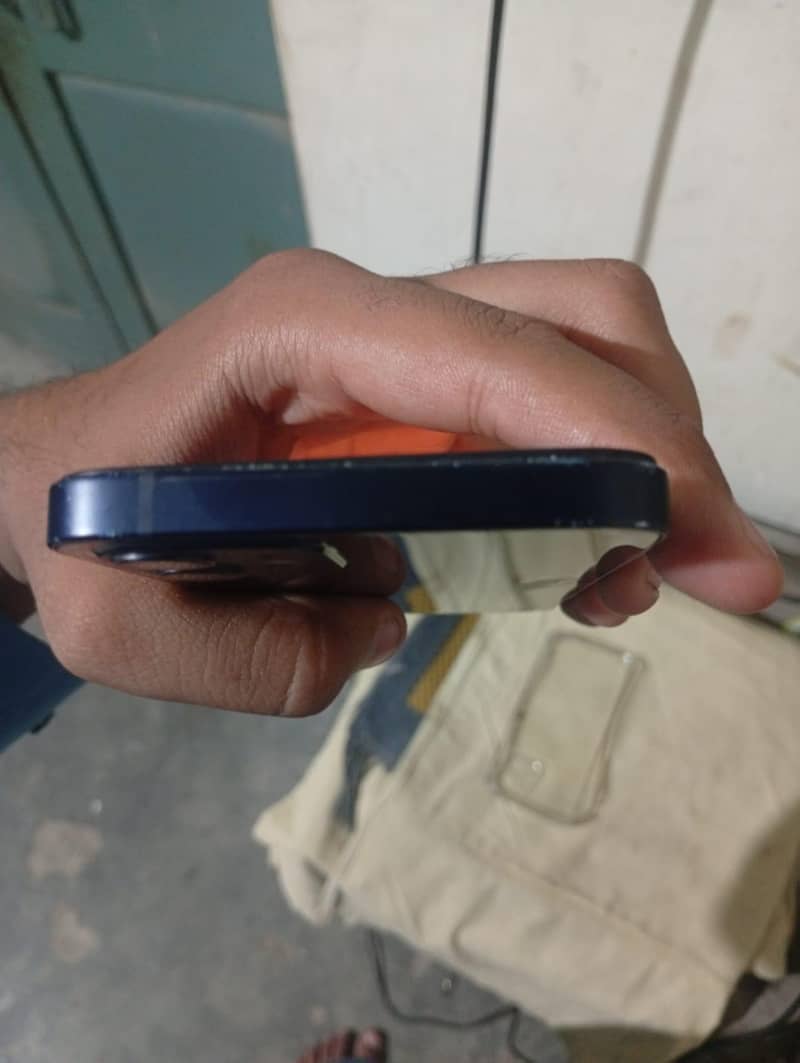 Apple iPhone 12 4