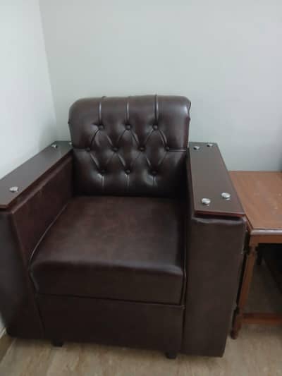 Office furnitures 5 seaters, 8 IT desks, 3 tables, wall mounted box
