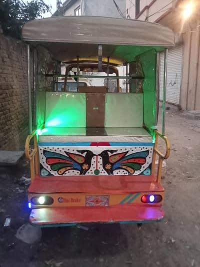 CNG taz raftar riksha braye frokhat saf condition hai