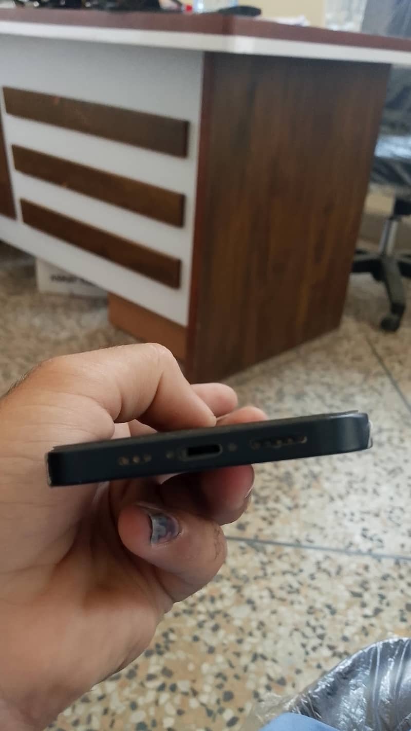 Apple iPhone 13 0