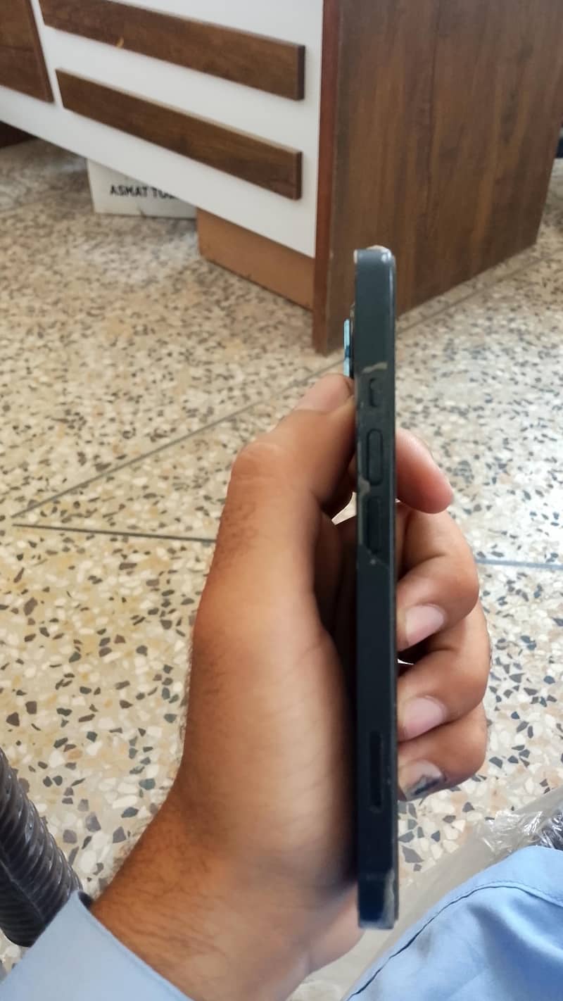 Apple iPhone 13 4