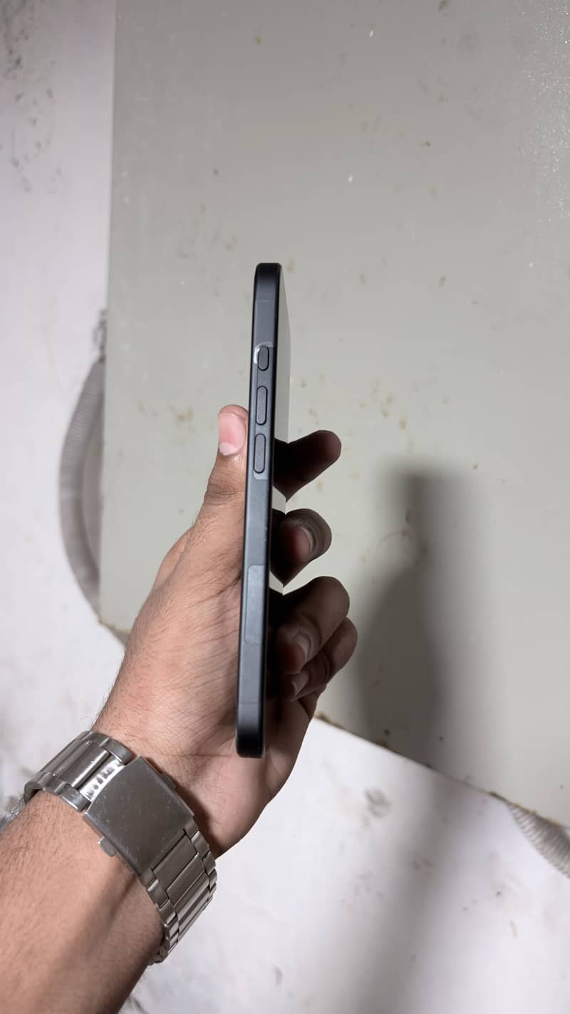 Apple iPhone 16 3