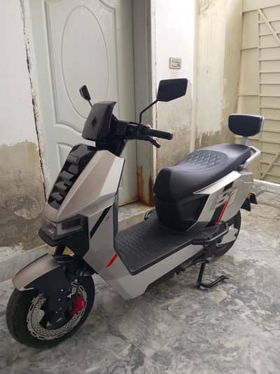 Evee / Lima Electric Scooty for Sale – 100km Range | Fast Charging