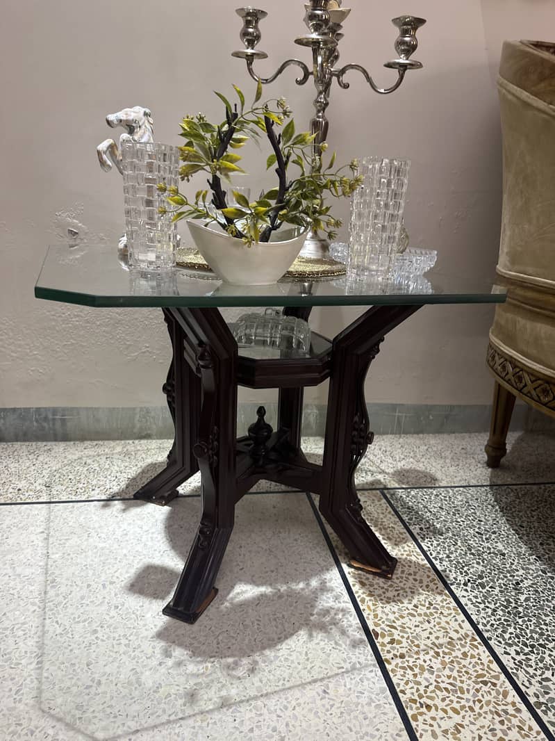 Centre TABLE 4