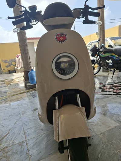 Metro Premium | 3 Wheeler Metro Electric Scooty | Electric Scooty