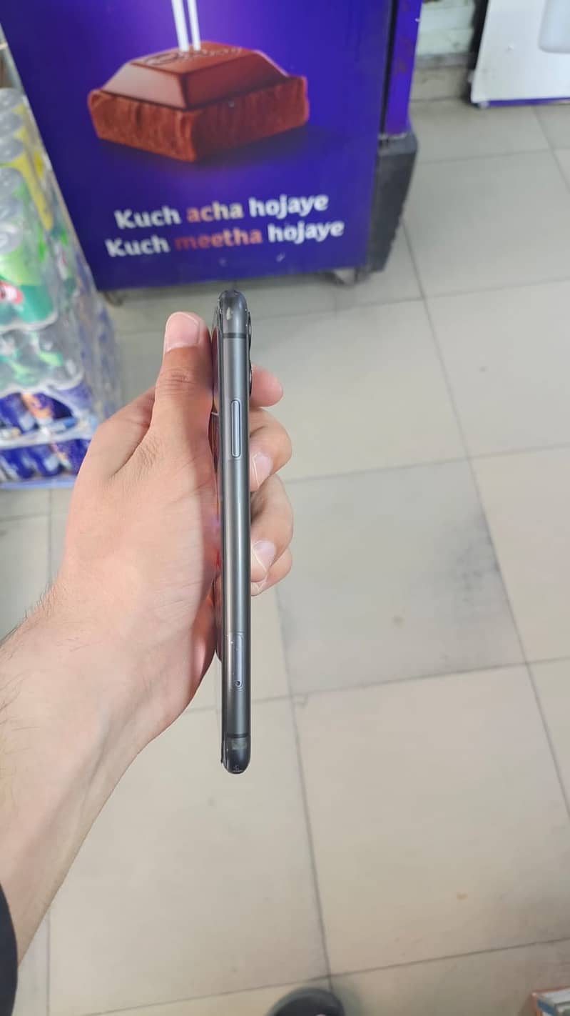 Apple iPhone 11 4