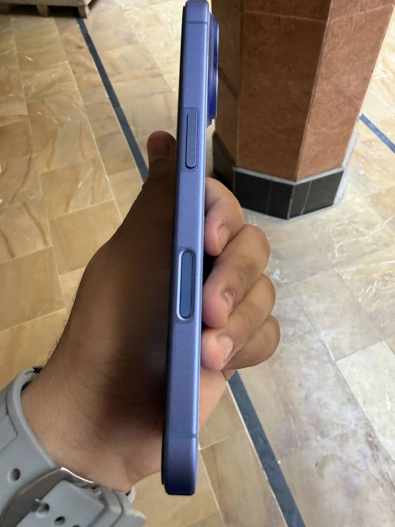 Apple iPhone 16 3