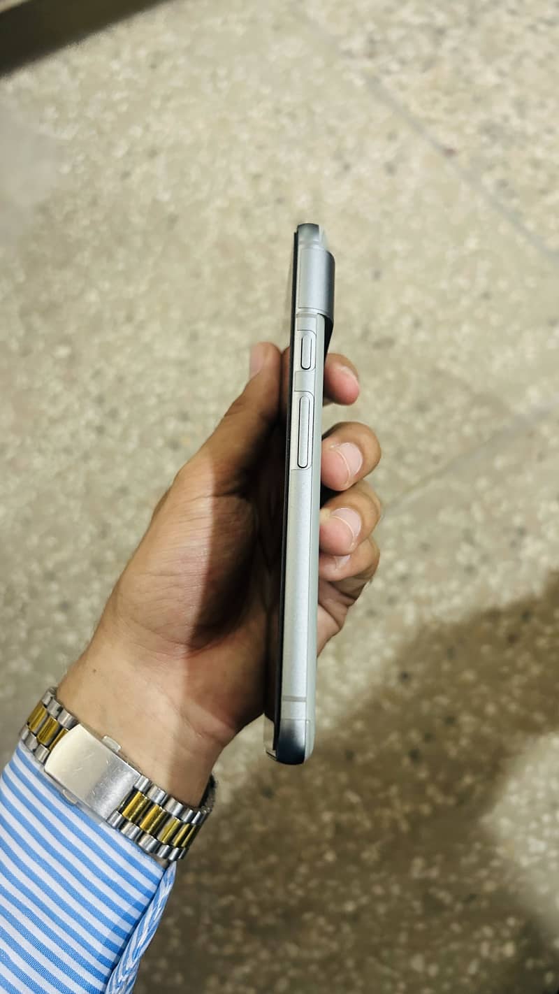 Google Pixel 8 4
