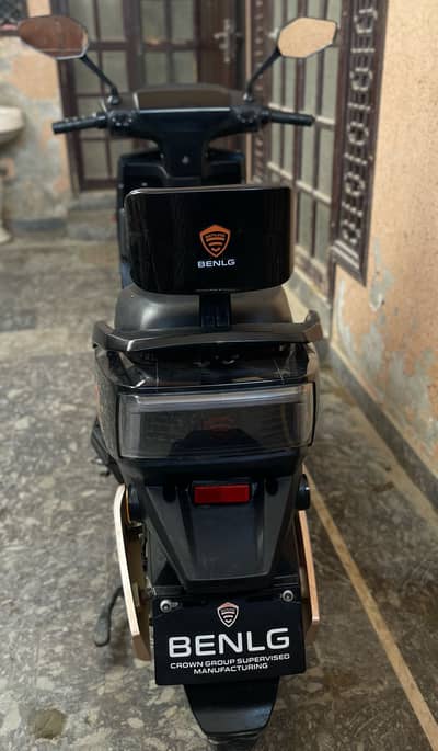 ROSHNI PLUS (crown)electric scooty, black , 10/10 condition