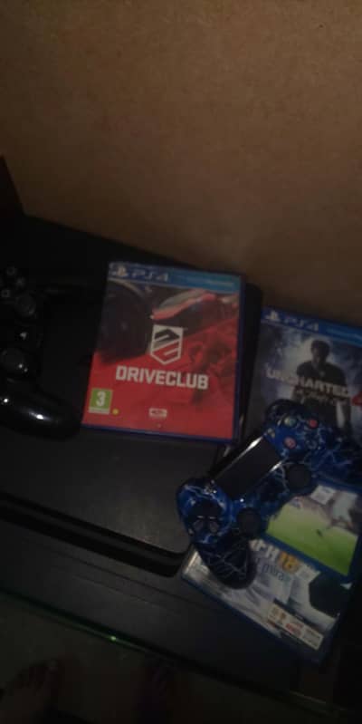 SPECIAL DISCOUNT PS4 slim (with 4 best cds worth 20k)