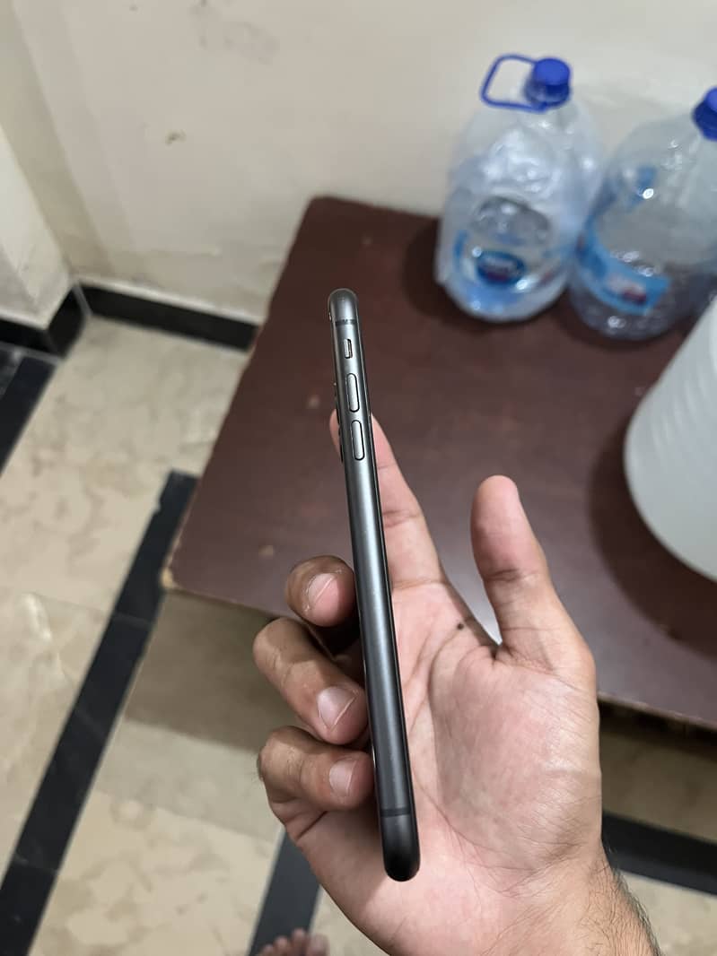 Apple iPhone 11 4