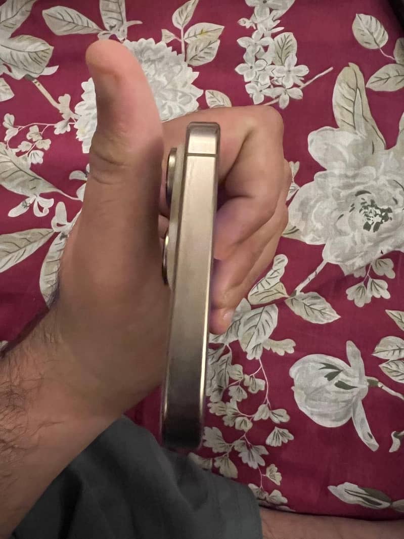 iPhone 16 pro max 4