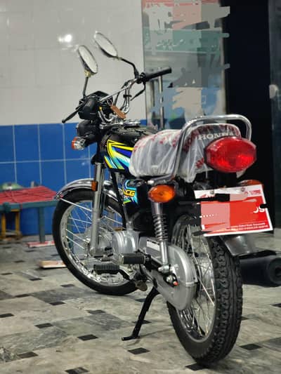 Bilkul new bike ha koi ksi kism k b scratches nahi hein
