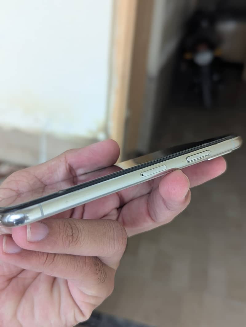 Apple iPhone X 4
