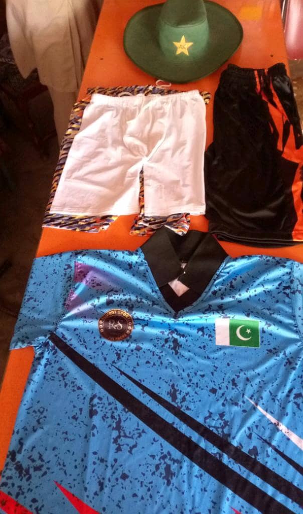 چیک کر کے لیں جائے  اپنی مرضی کا شرٹ ٹی شرٹ پر نام اور لوگو لگوائیں 2