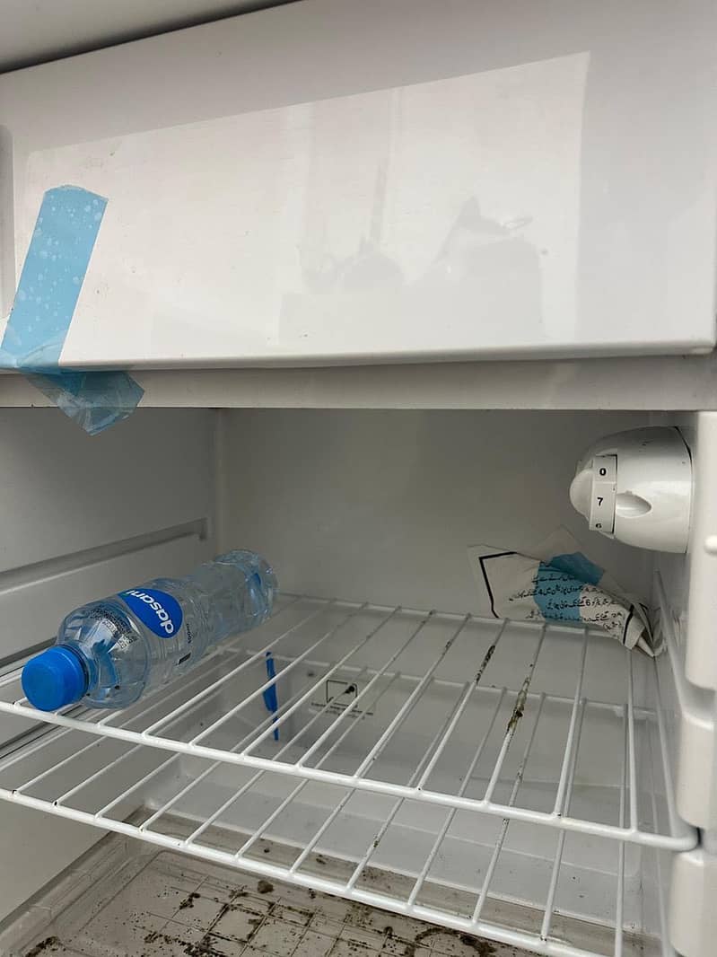 Mini fridge 0