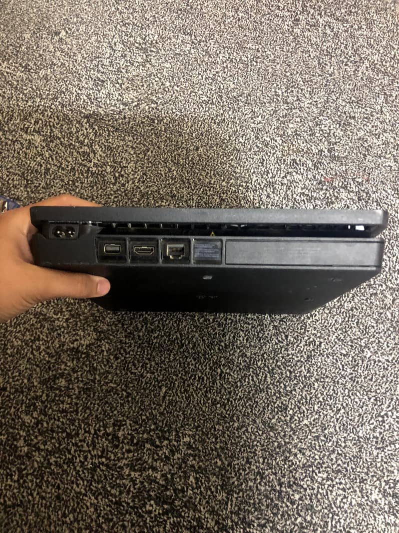 PS4 slim 1