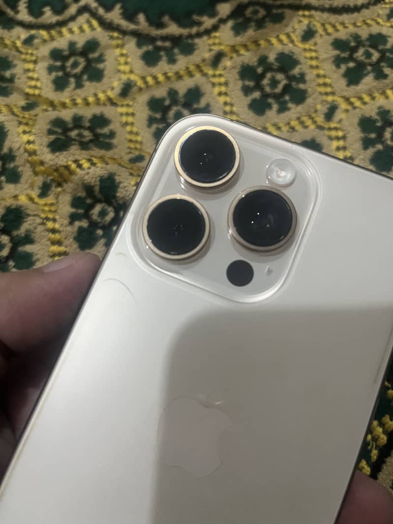 Apple iPhone 16 Pro 0