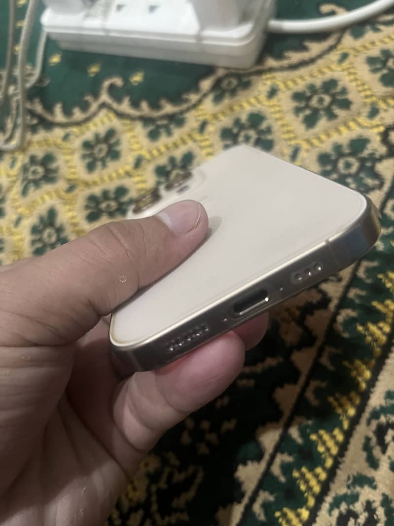Apple iPhone 16 Pro 1