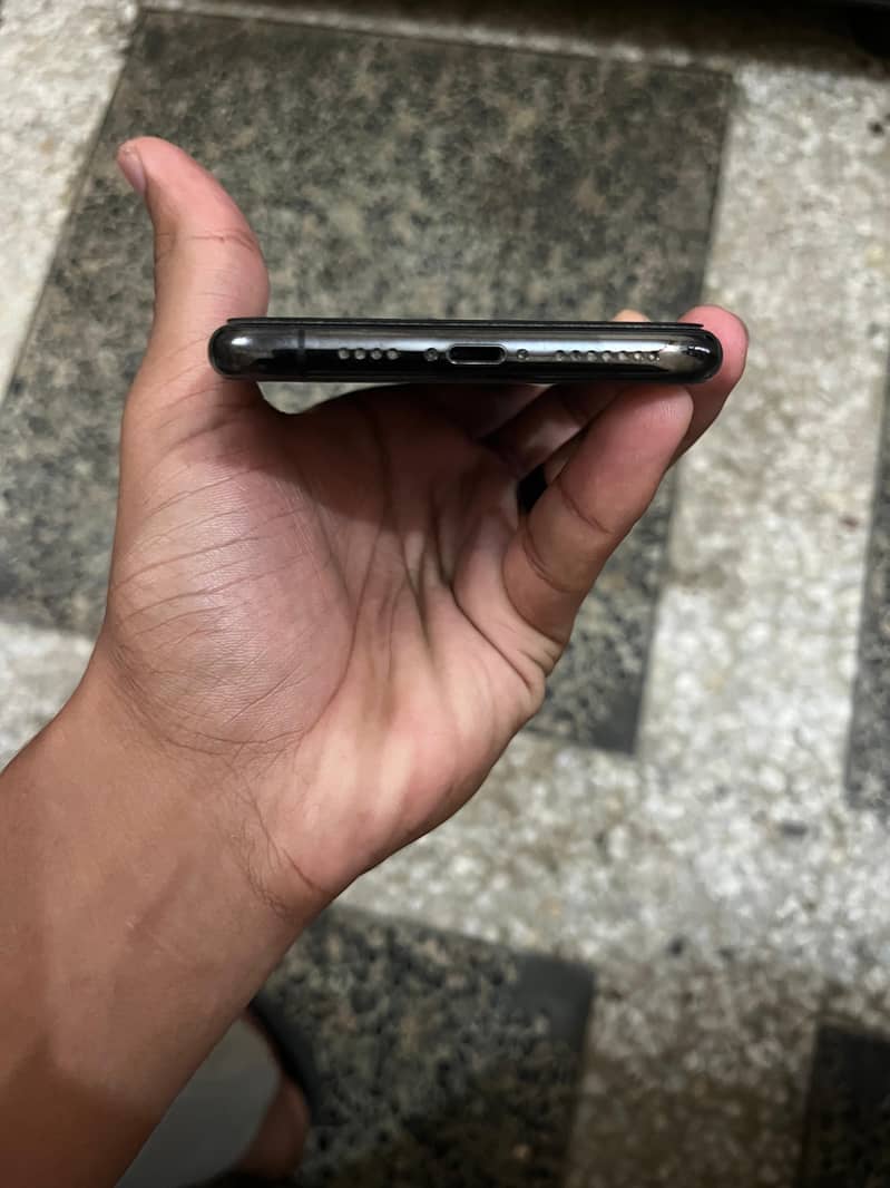 iPhone 11 Pro Max 4