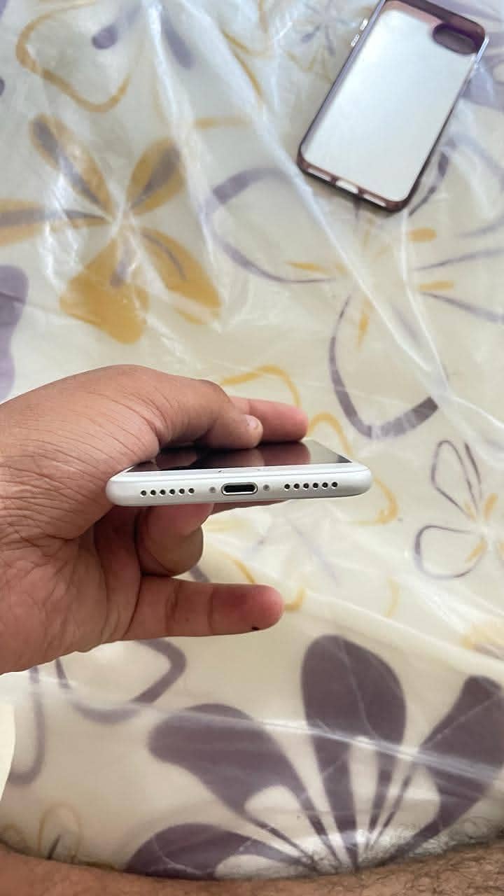 Apple iPhone 7 2